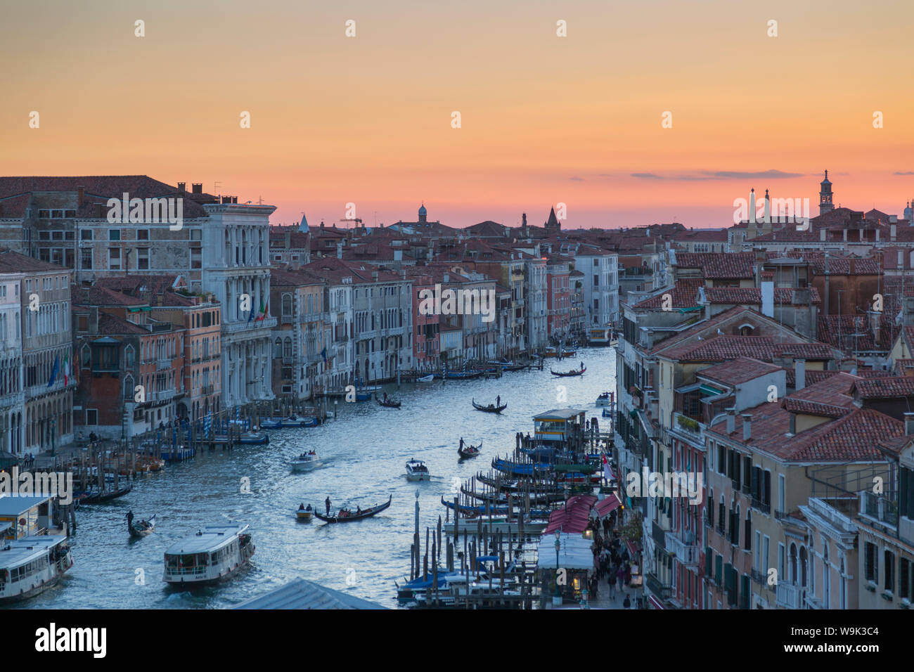 Sonnenuntergang über Dächer, Venedig, UNESCO-Weltkulturerbe, Venetien, Italien, Europa Stockfoto