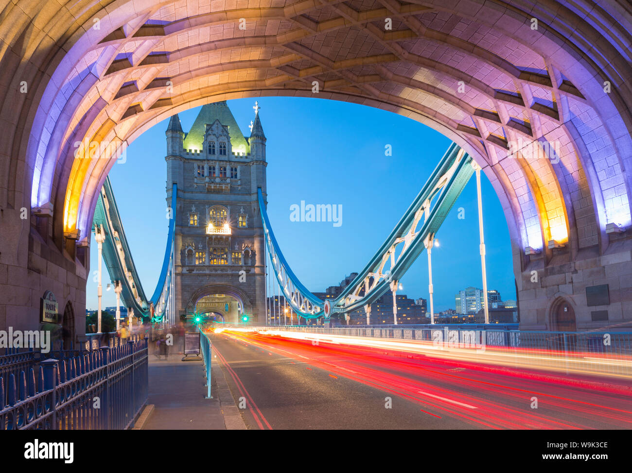 Blick auf North Tower der Tower Bridge und dem Auto trail Leuchten in der Dämmerung, London, England, Vereinigtes Königreich, Europa Stockfoto