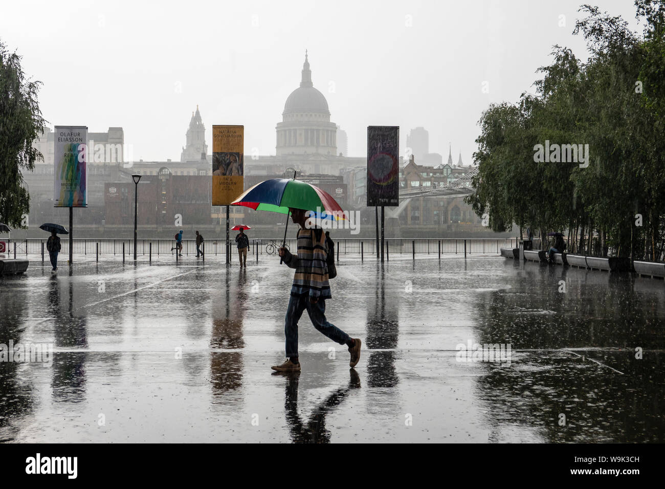 Touristen, gefangen, in, sintflutartiger Regen, South Bank, St Pauls Cathedral, London Stockfoto