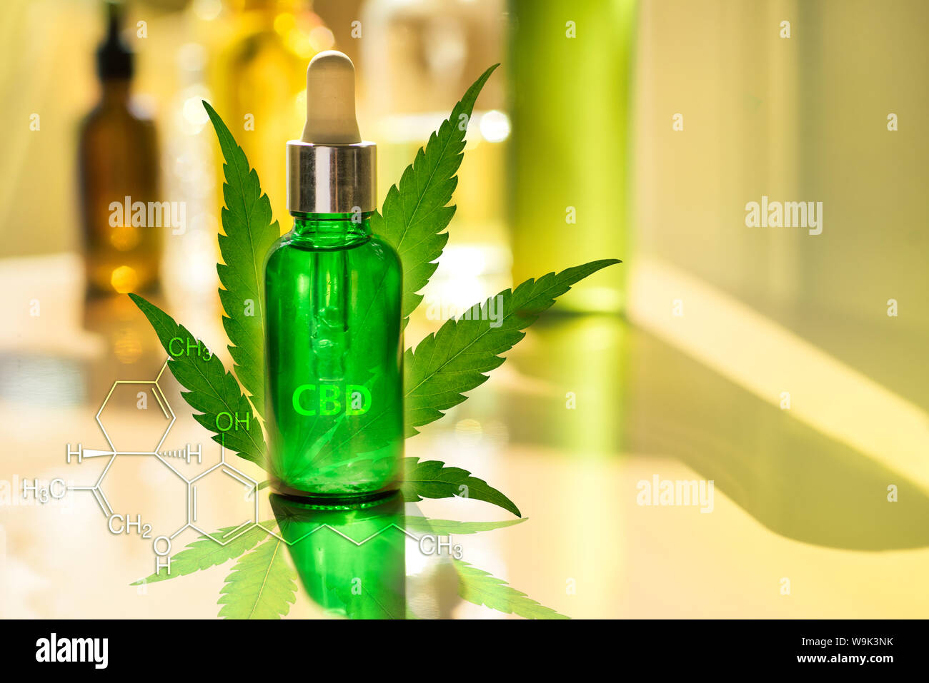 Glas Flasche CBD ÖL, Tinktur und Cannabis Blatt auf Hintergrund Labor für die Produktion von Cannabis Öl Stockfoto