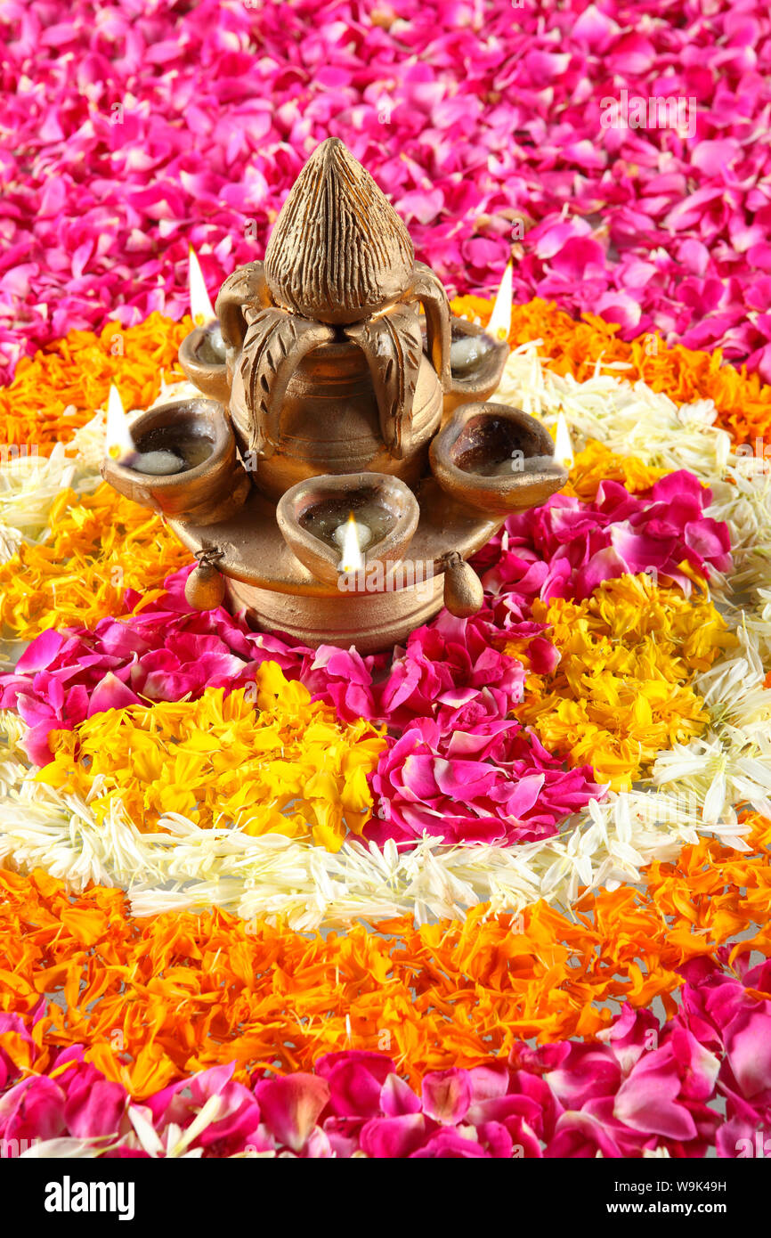 Diya-Ständer mit rangoli Stockfoto