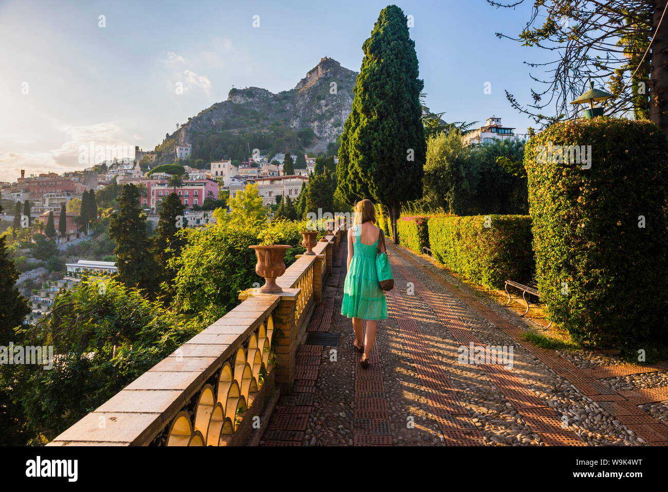 Touristen zu Fuß rund um Taormina öffentlichen Gärten, Taormina, Sizilien, Italien, Europa Stockfoto