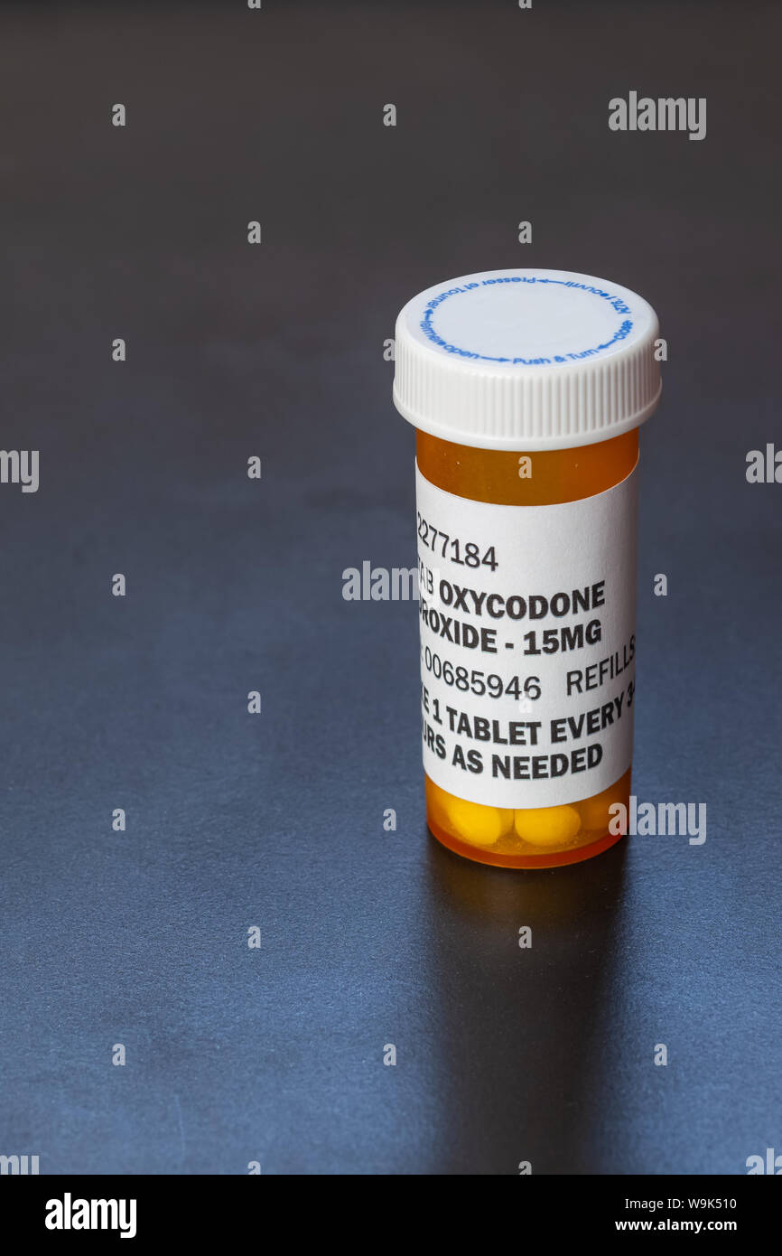 Rezept Flasche mit Hintergrundbeleuchtung Oxycodone Tablets. Oxycodon ist eine generische Verordnung opioid. Ein Konzept der opioid Epidemie Krise Stockfoto