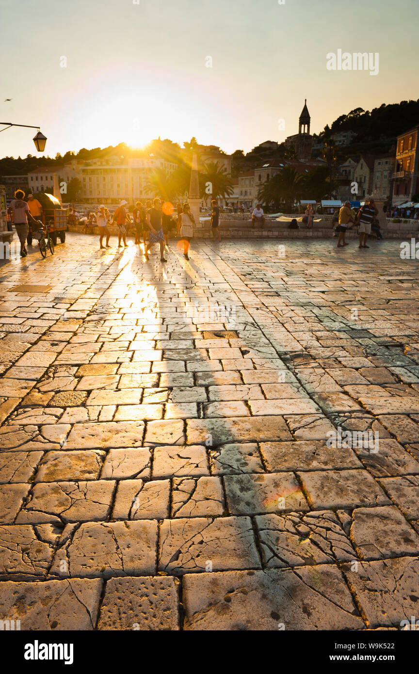Touristen in St. Stephens Square bei Sonnenuntergang, Hvar Stadt Hvar, Insel Hvar, Dalmatien, Kroatien, Europa Stockfoto