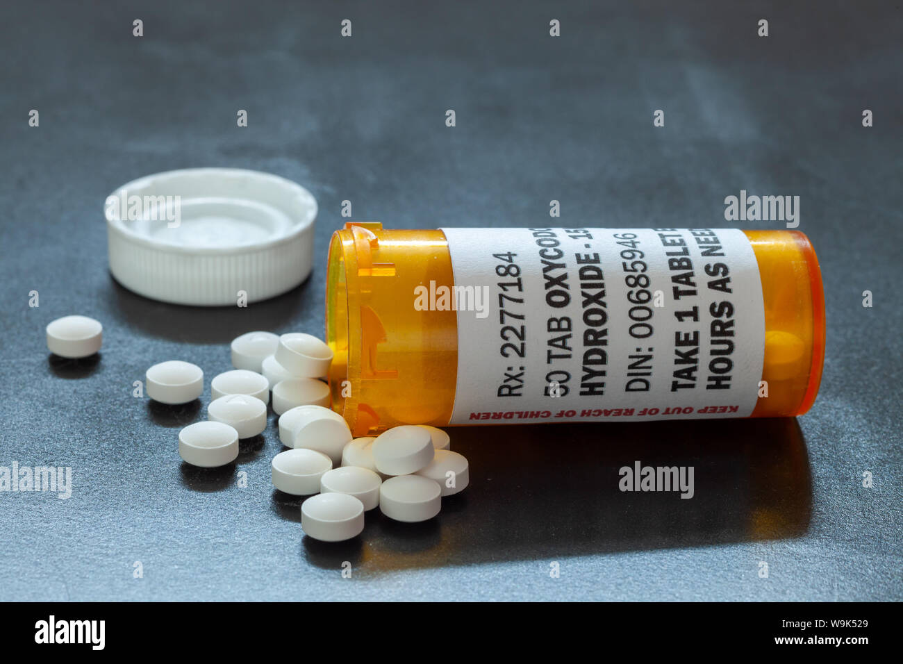 Rezept Flasche mit Hintergrundbeleuchtung Oxycodone Tablets. Oxycodon ist eine generische Verordnung opioid. Ein Konzept der opioid Epidemie Krise Stockfoto