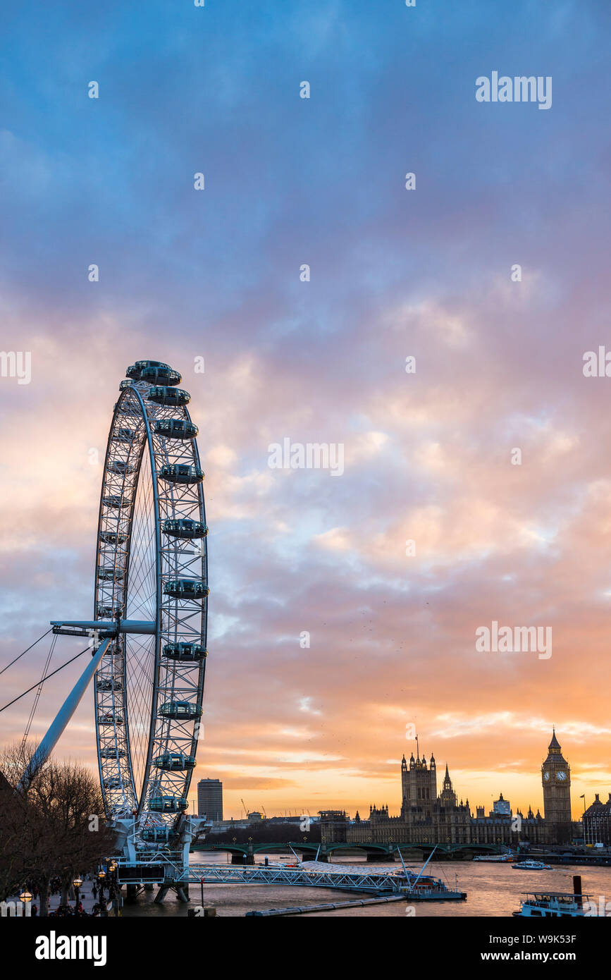 London Eye (Millennium Wheel) bei Sonnenuntergang, Londoner Stadtteil Lambeth, England, Vereinigtes Königreich, Europa Stockfoto