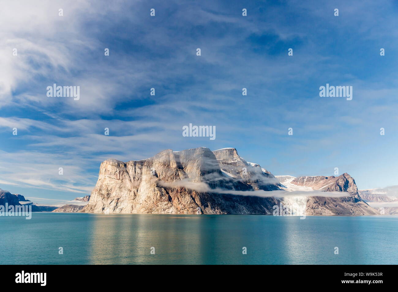 Nebel heben auf die steilen Felswände des eisigen Arm, Baffininsel, Nunavut, Kanada, Nordamerika Stockfoto