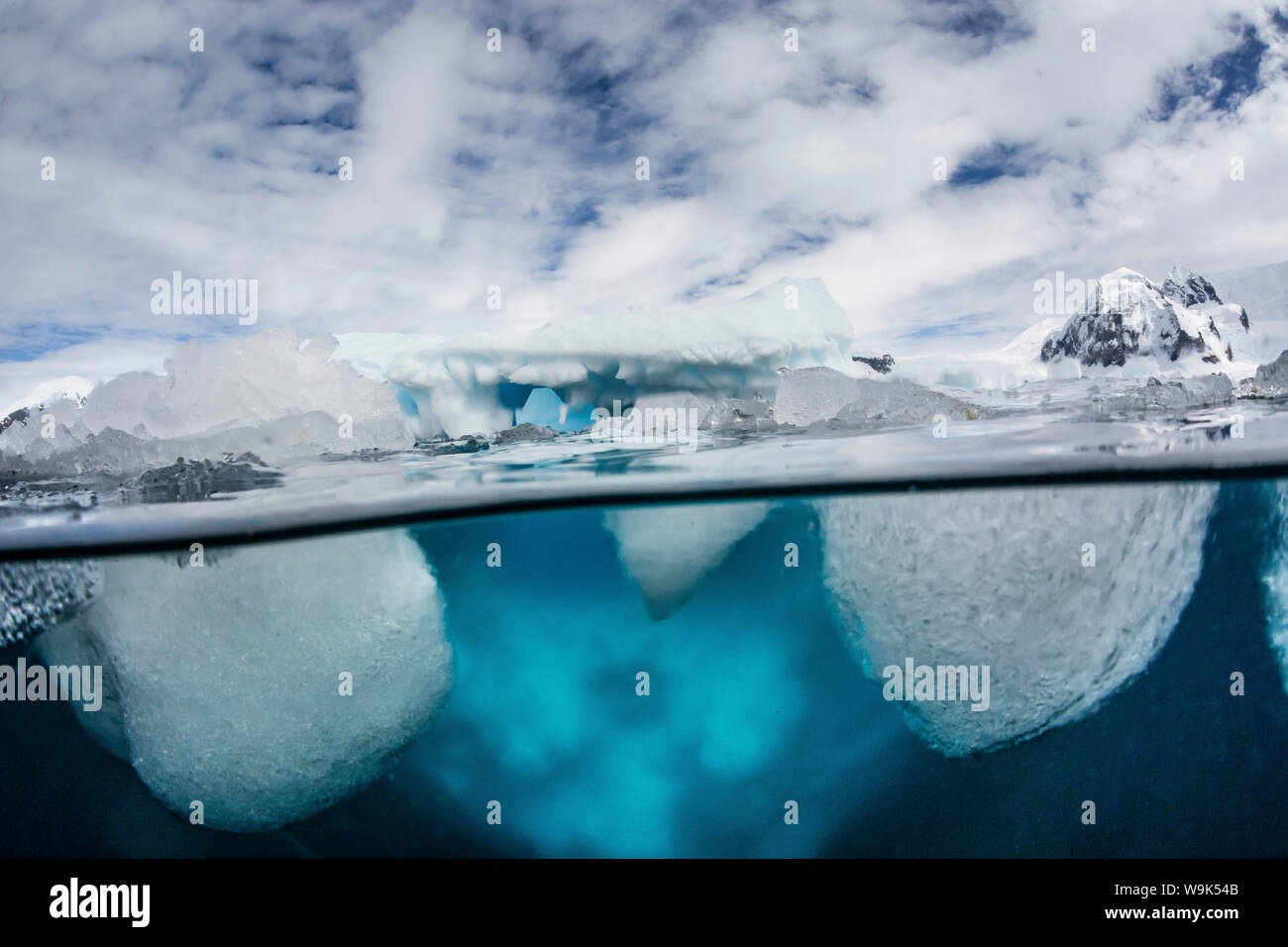 Über und unter Wasserblick auf Danco Insel, Errera Kanal, Antarktis, Polarregionen Stockfoto