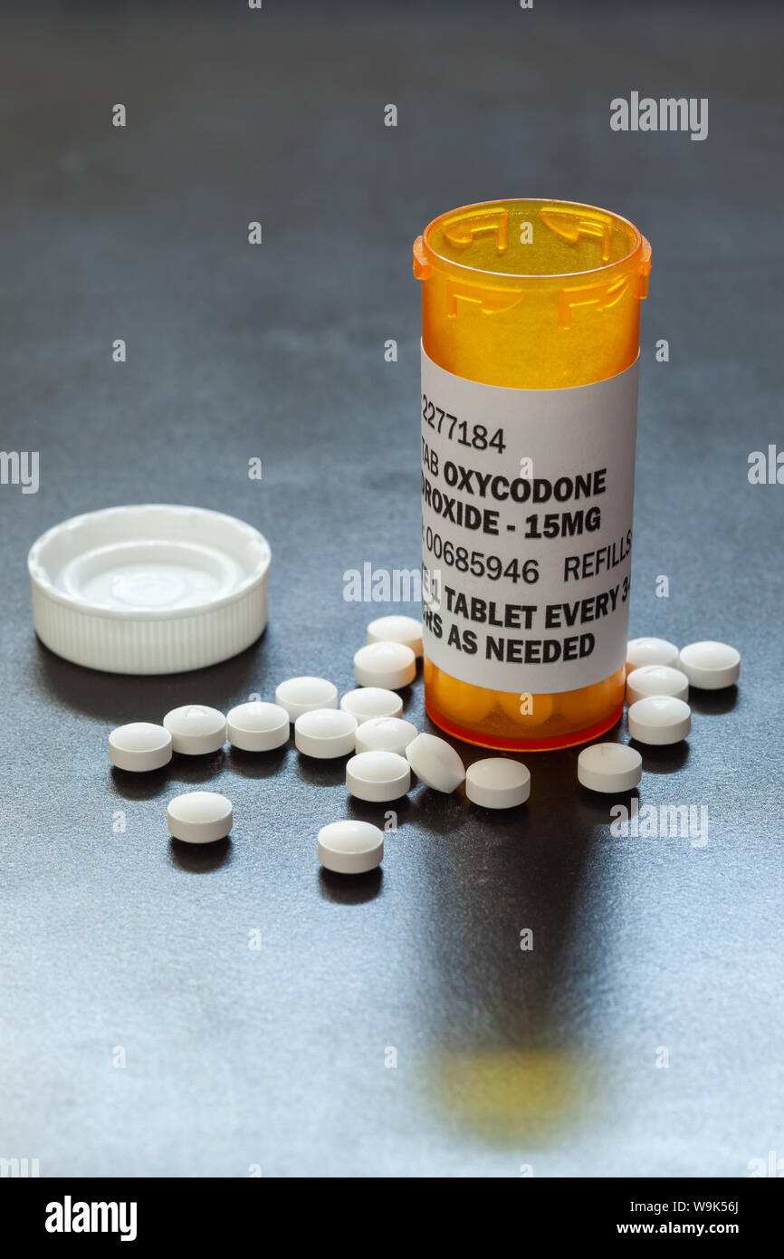 Rezept Flasche mit Hintergrundbeleuchtung Oxycodone Tablets. Oxycodon ist eine generische Verordnung opioid. Ein Konzept der opioid Epidemie Krise Stockfoto