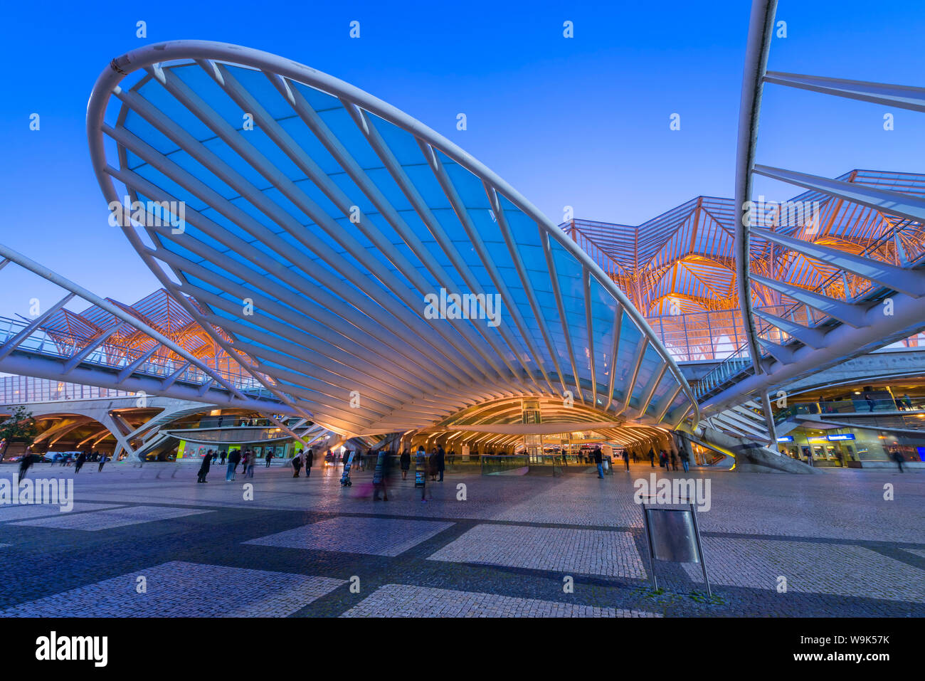 Oriente Bahnhof zur blauen Stunde, Parque Das Nacoes, Lissabon, Portugal, Europa Stockfoto