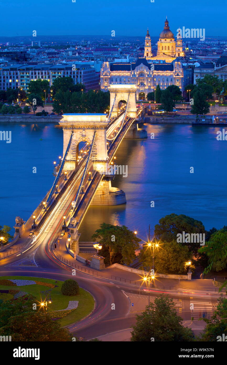 Die Kettenbrücke, Four Seasons Hotel Gresham Palace und die St.-Stephans-Basilika bei Dämmerung, Weltkulturerbe der UNESCO, Budapest, Ungarn, Europa Stockfoto