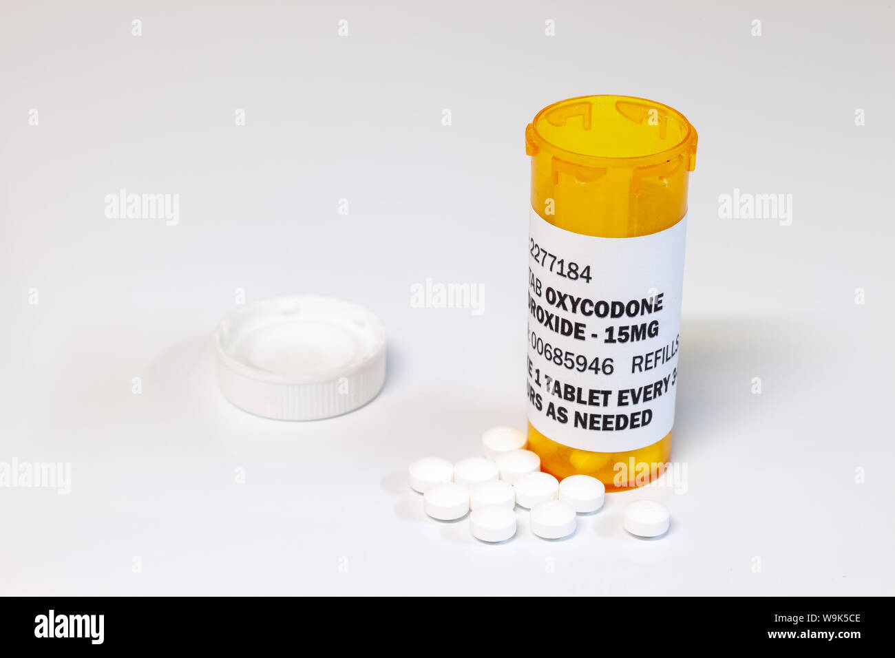 Verordnungflasche mit Oxycodon Tabletten auf einem weißen Hintergrund. Oxycodon ist eine generische Verordnung opioid. Konzept der opioid Epidemie Stockfoto