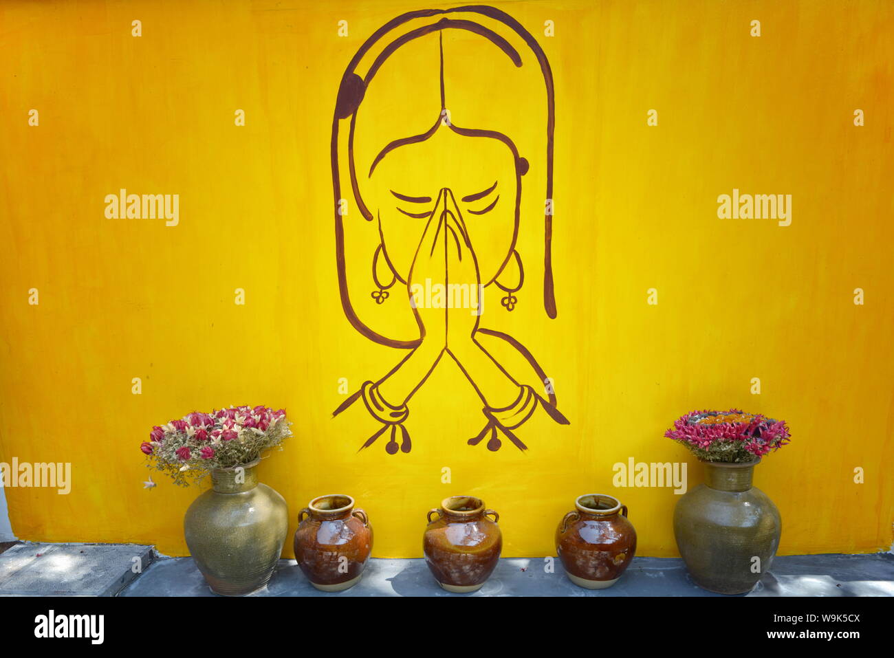Zeichnung der Betende Frau auf eine gelbe Wand in Lijiang, Yunnan, China, Asien Stockfoto