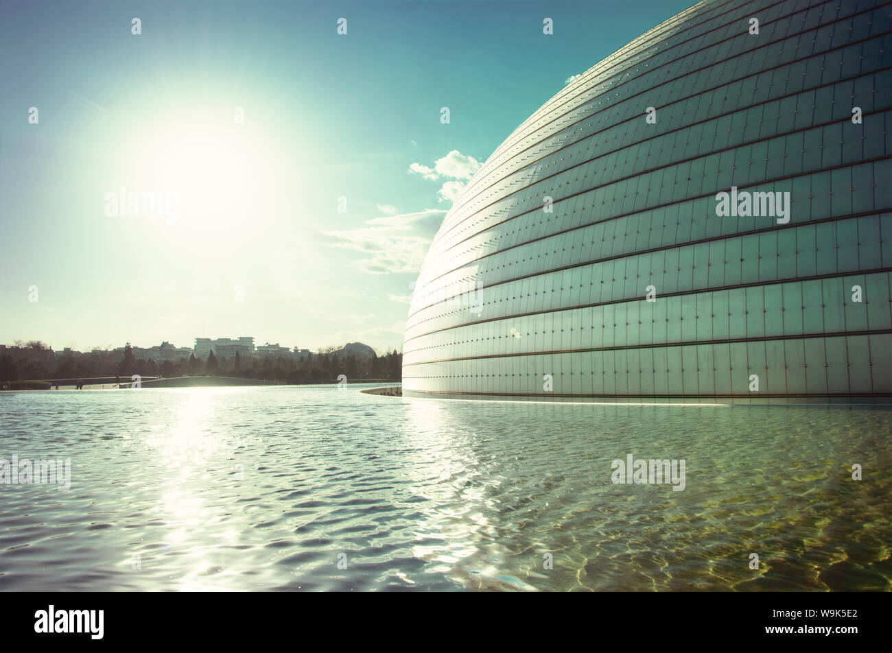 Sonne und eine Teilansicht der Peking-Oper Gebäude mit Pool, Peking, China, Asien Stockfoto