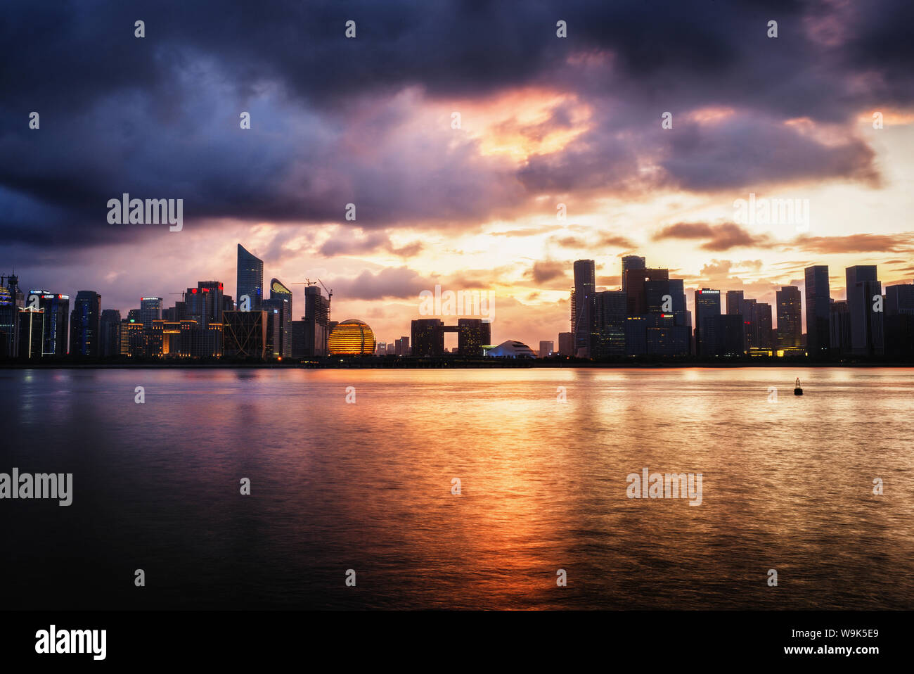 Dramatische Wolken über Qianjiang Fluss mit Skyline von Hangzhou neue Geschäft Bezirk, Hangzhou, Zhejiang, China, Asien Stockfoto