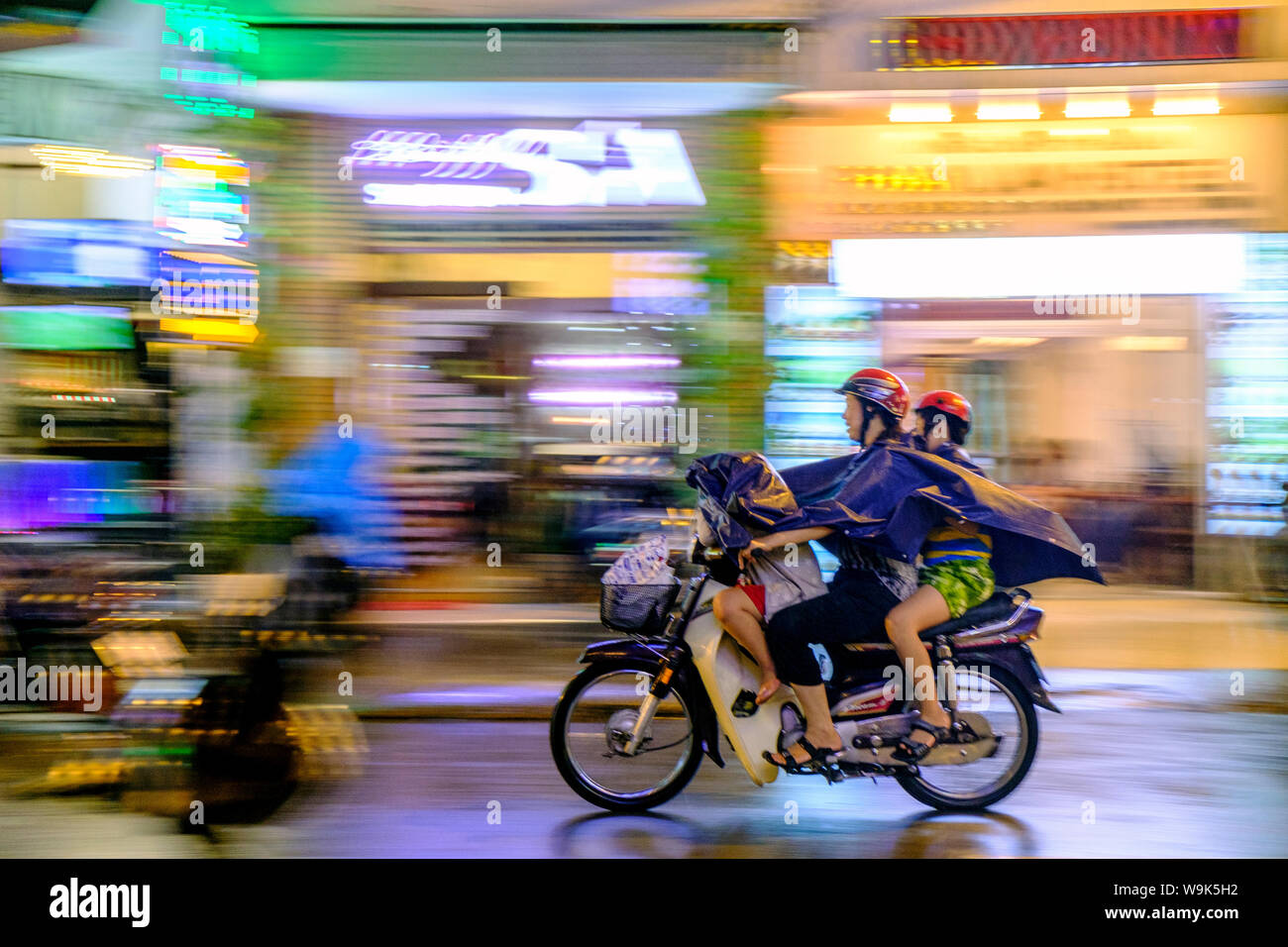 Motorradfahrer im Regen in Ho Chi Minh City, Vietnam, Indochina, Südostasien, Asien Stockfoto
