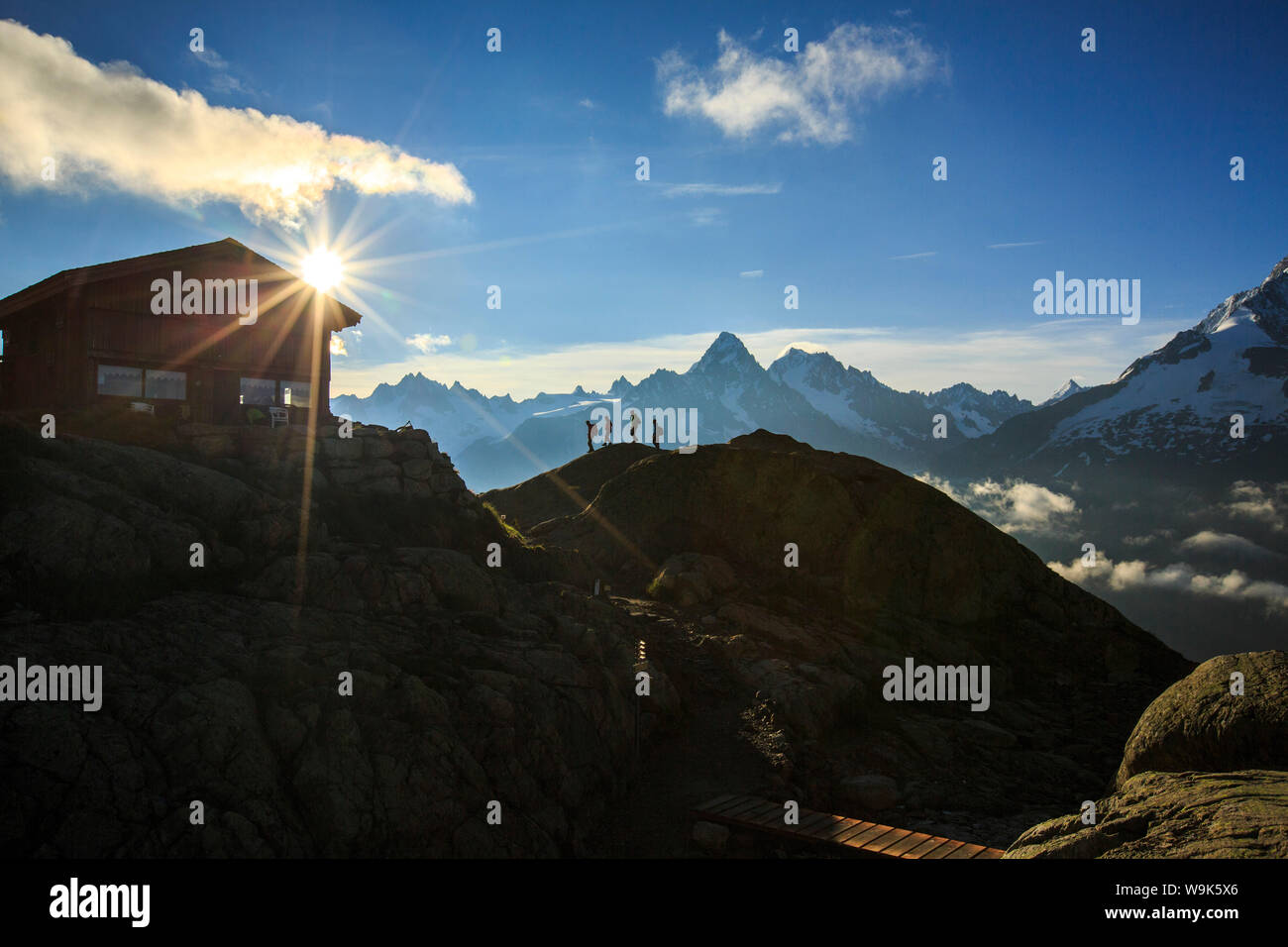 Wanderer gehen Sie in Richtung Zuflucht der Lac de Cheserys mit der Sonne nur gestiegen, Chamonix, Haute Savoie, Französische Alpen, Frankreich, Europa Stockfoto