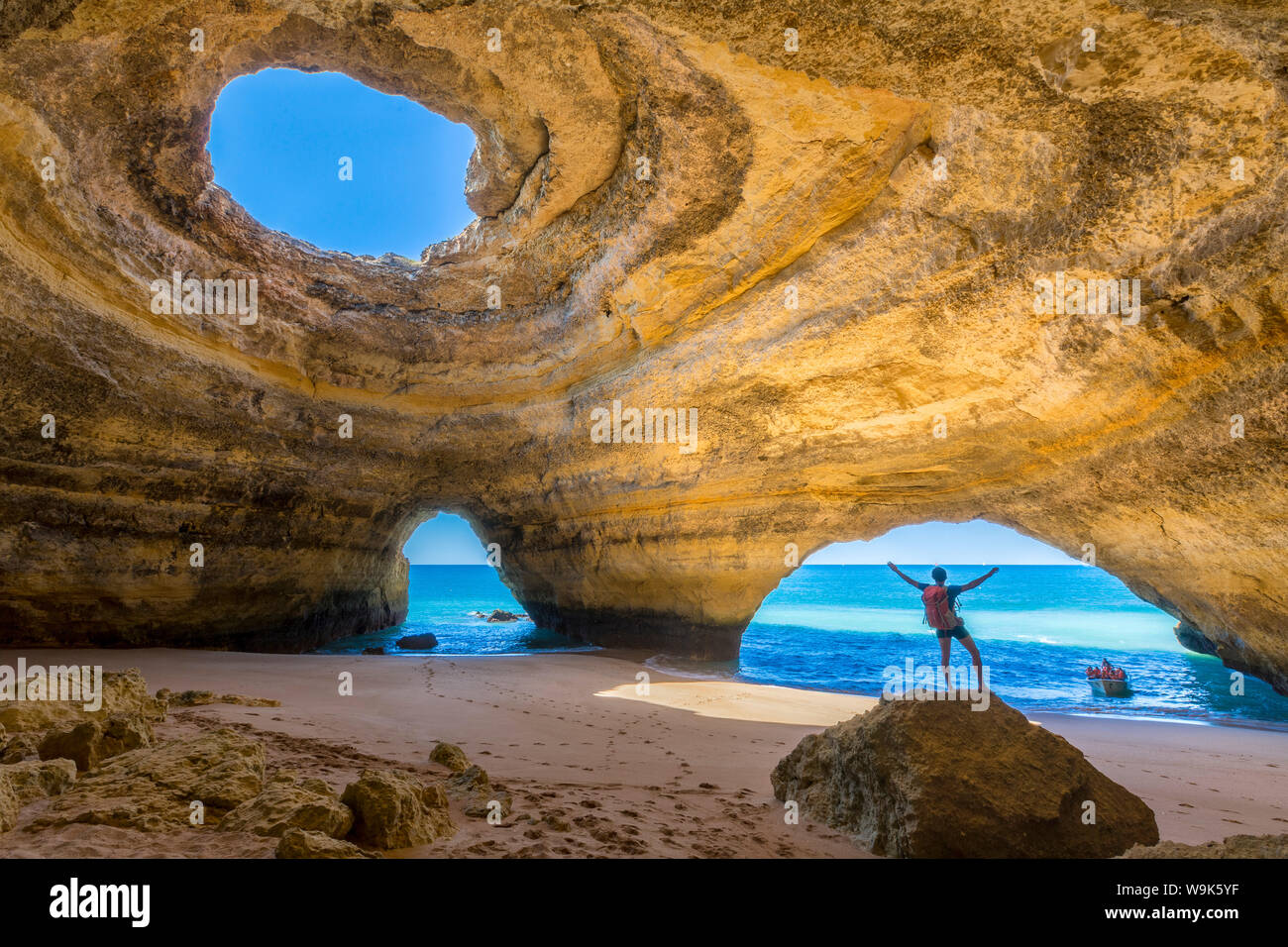 Ein Tourist in die Grotten von Benagil bewundert die klaren Wasser des Atlantischen Ozeans, Faro, Algarve, Portugal, Europa Stockfoto