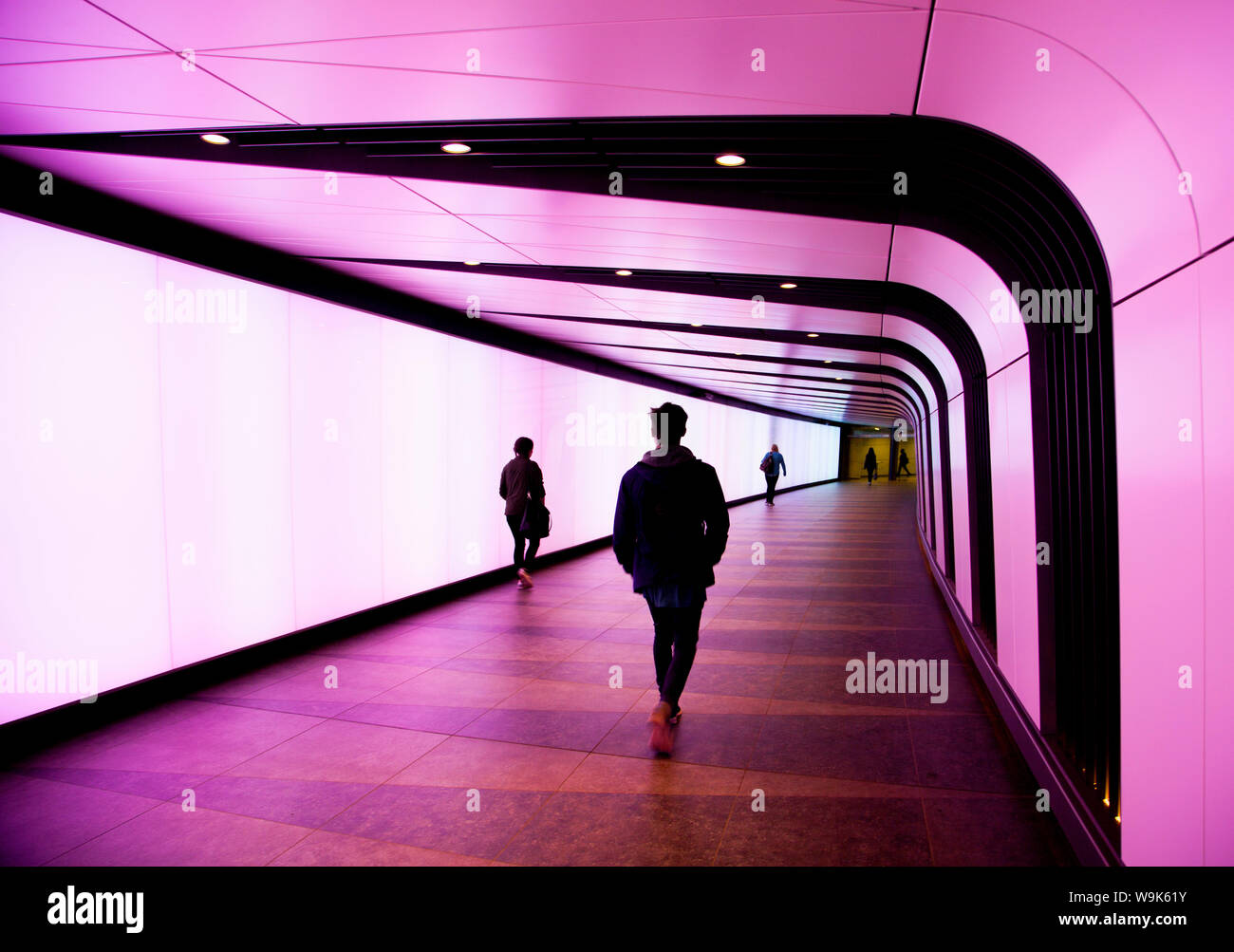 Beleuchtete Unterführung am Bahnhof Kings Cross, London, England, Vereinigtes Königreich, Europa Stockfoto
