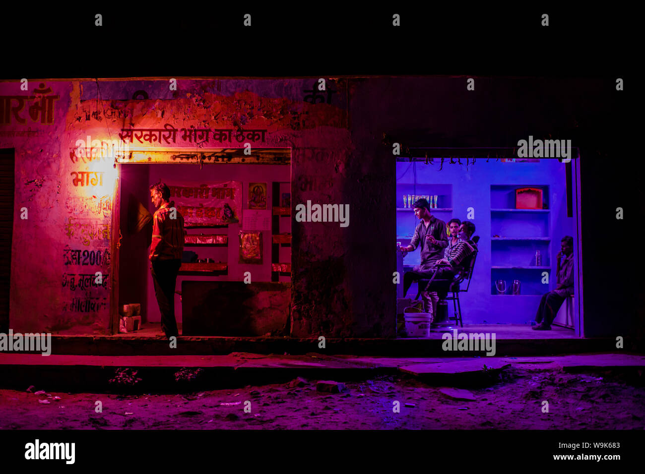 Friseur in der Nacht, Pushkar Camel Fair, Pushkar, Rajasthan, Indien, Asien Stockfoto