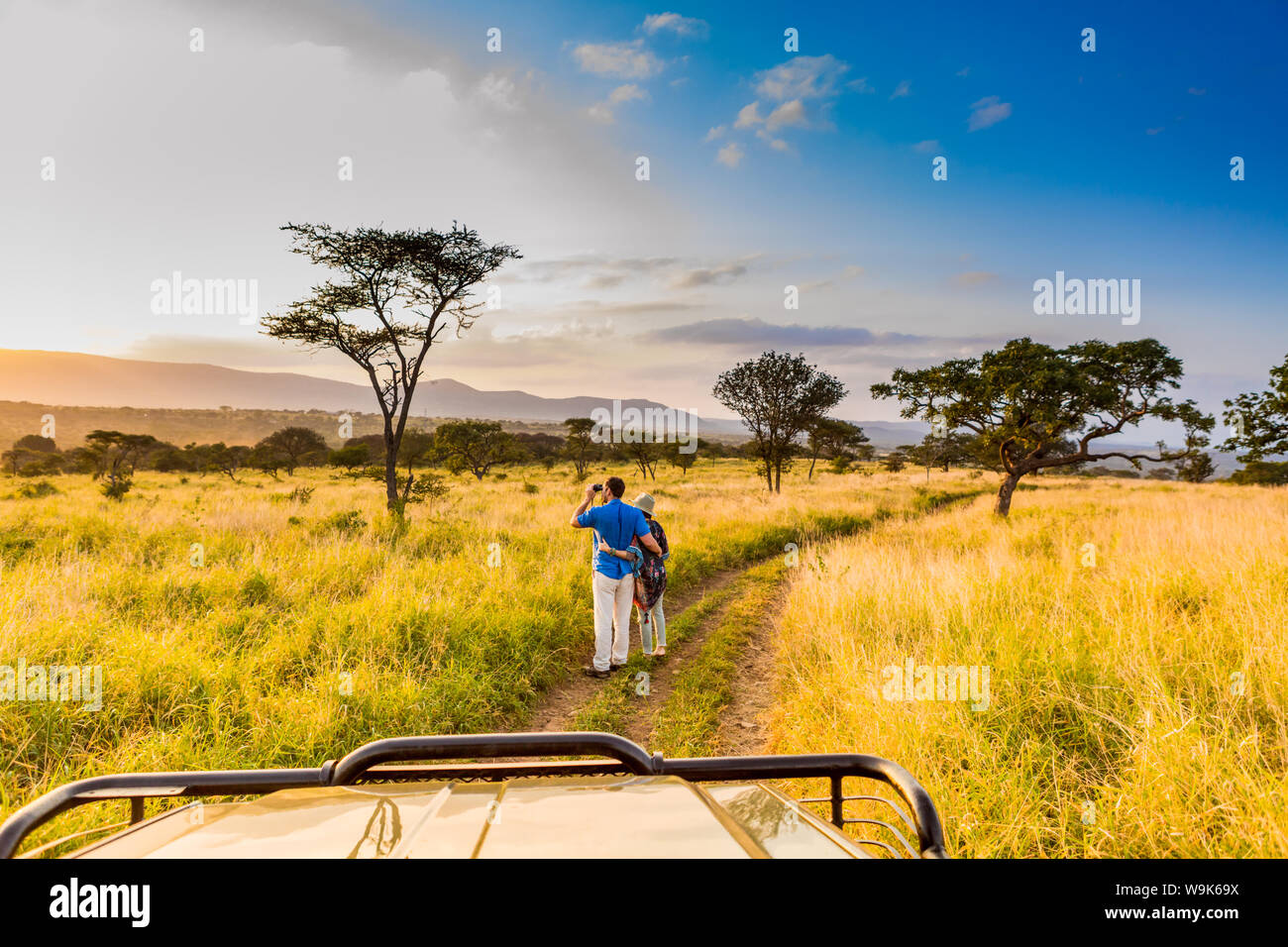 Paar beim Blick auf eine Safari Camp, Zululand, Südafrika, Afrika Stockfoto