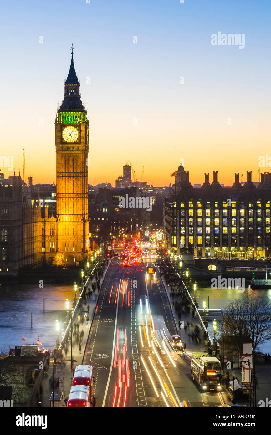 Hohe Betrachtungswinkel von Big Ben, den Palast von Westminster und die Westminster Bridge in der Dämmerung, London, England, Vereinigtes Königreich, Europa Stockfoto