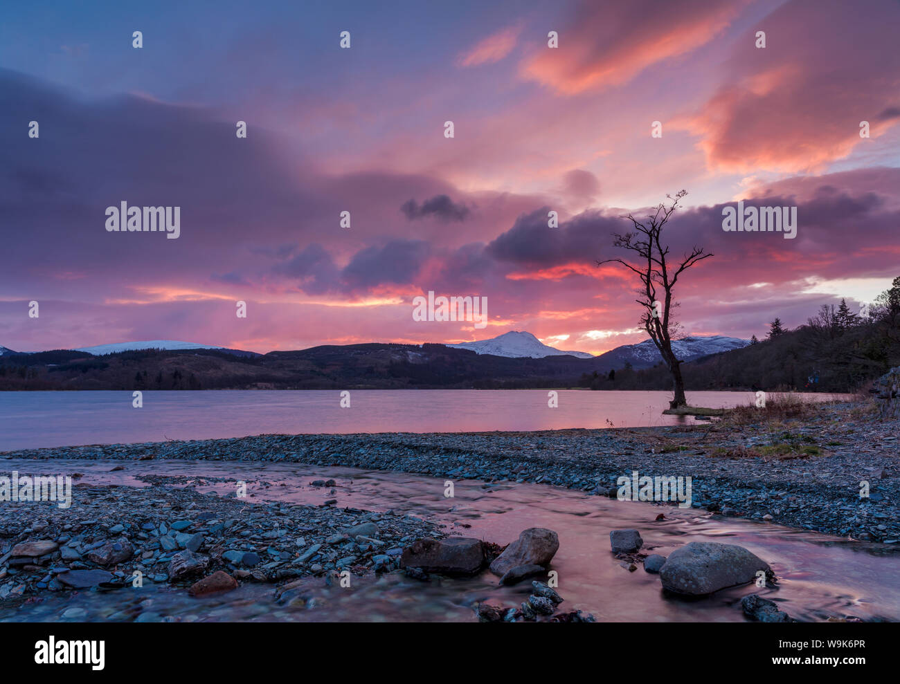 Sonne über Ben Lomond und Loch Ard in der Nähe Aberfoyle im Loch Lomond und der Trossachs National Park, Stirlingshire, Schottland, Vereinigtes Königreich Stockfoto