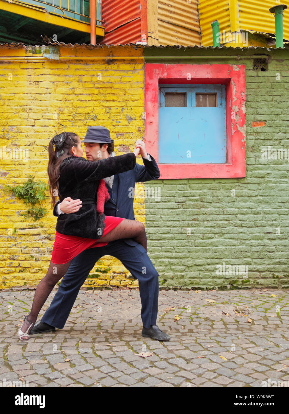 Paar tanzen Tango auf Caminito Street, La Boca, Buenos Aires, Provinz Buenos Aires, Argentinien, Südamerika Stockfoto