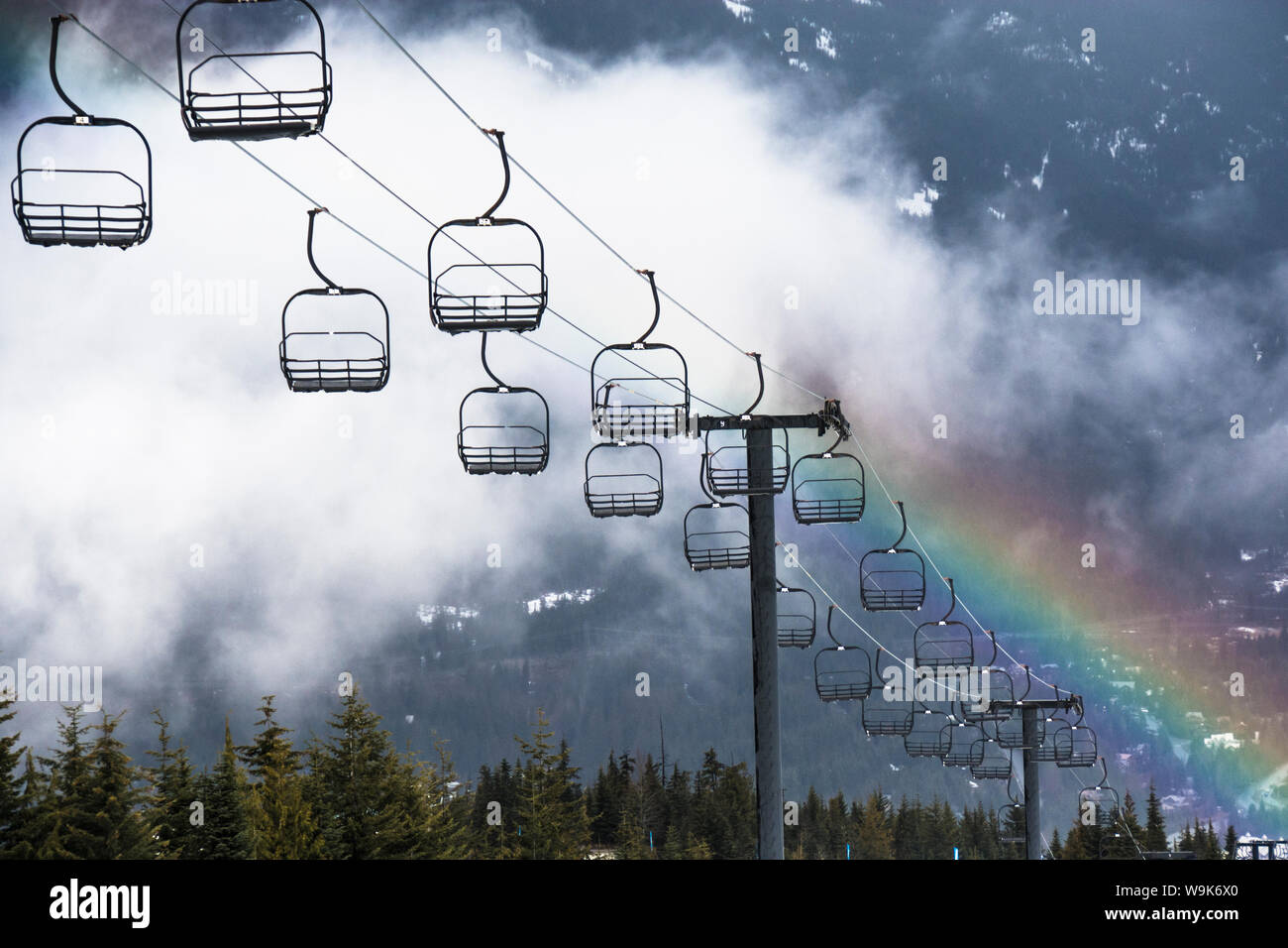 Regenbogen über dem Olympischen Skilift in Whistler, Britisch-Kolumbien, Kanada, Nordamerika Stockfoto