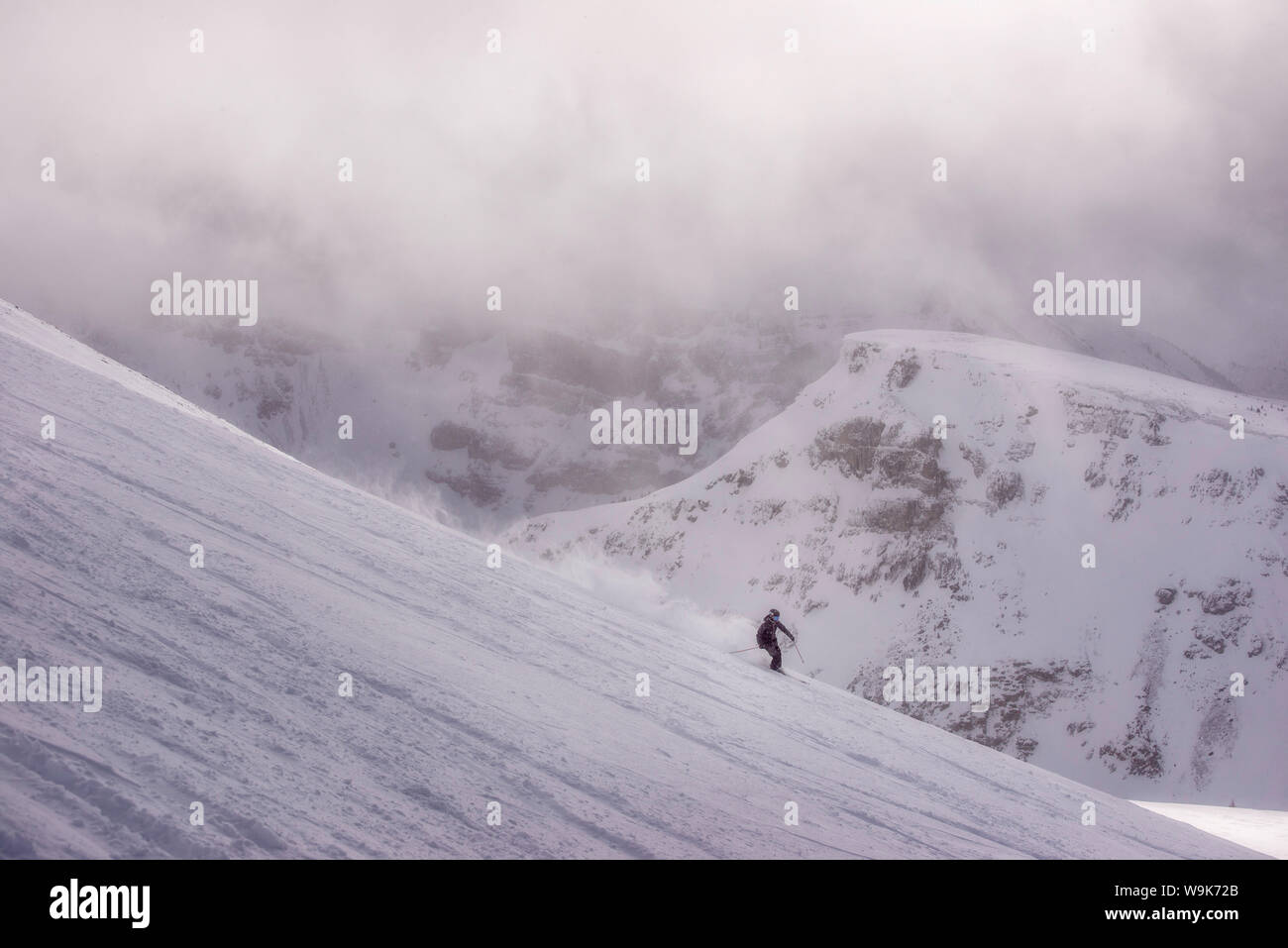Skifahrer in den Bergen auf eine magische Suche Tag, Kanada, Nordamerika Stockfoto