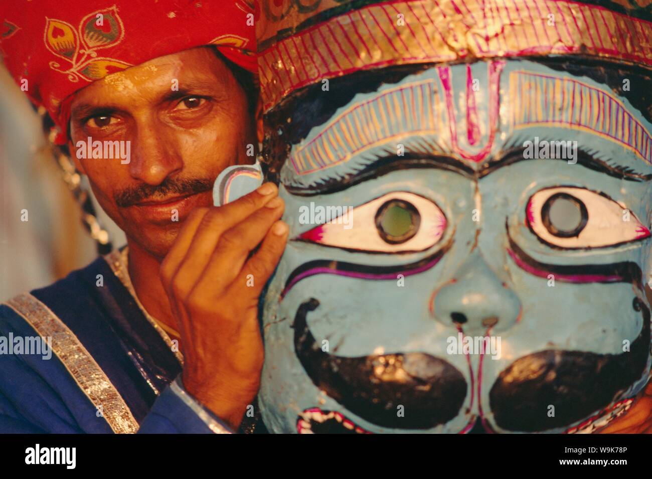 Schauspieler und Maske aus der Ramlilla, das Bühnenstück des hinduistischen Epos Ramayana, Varanasi (Benares), Staat Uttar Pradesh, Indien Stockfoto
