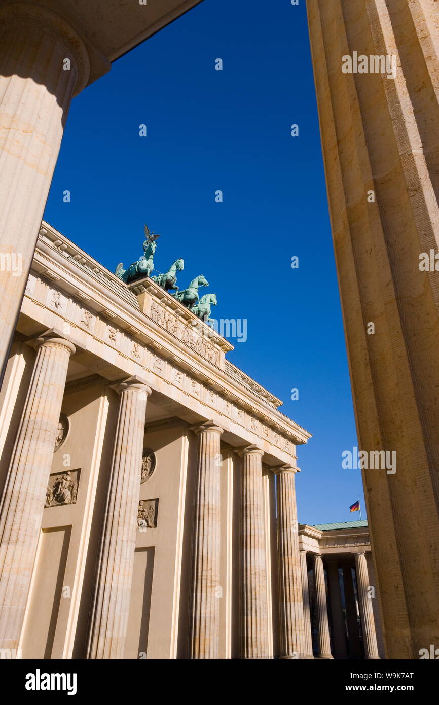 Quadriga und Brandenburger Tor (Brandenburger Tor) in der Pariser Platz, Berlin, Deutschland, Europa Stockfoto