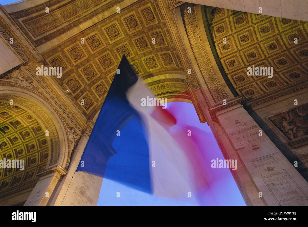 Französische Flagge, die in der Abenddämmerung, Arc de Triomphe, Paris, Frankreich, Europa Stockfoto