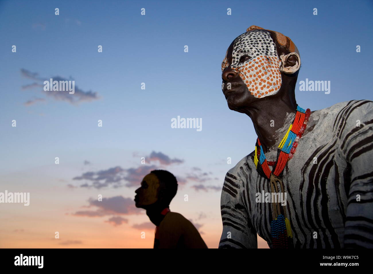 Porträt einer Karo Stammesangehörige mit Gesichts Dekoration in Chalk imitieren die gefleckte Gefieder der Perlhühner, untere Omo Valley, Äthiopien, Afrika Stockfoto