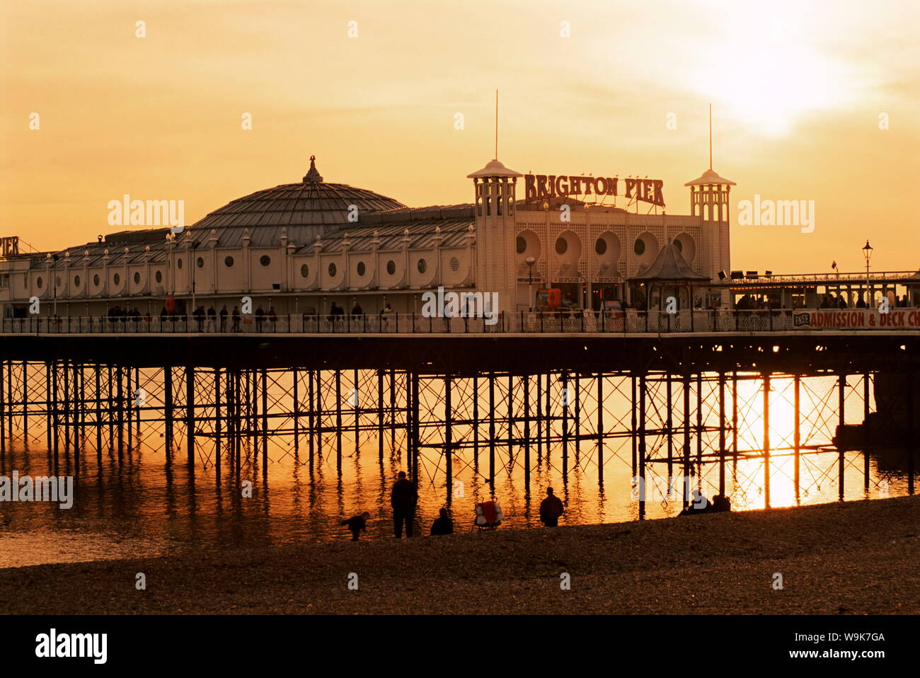 Brighton Pier bei Sonnenuntergang, Brighton, East Sussex, England, Vereinigtes Königreich, Europa Stockfoto