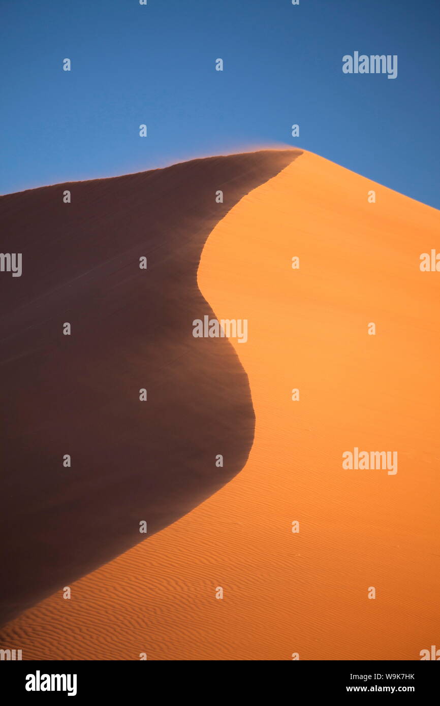 Die orangefarbenen Sand und schlängelt Grat der Elim Düne gegen blauen Himmel, Namib-Wüste in der Nähe von Sesriem, Namib Naukluft Park, Namibia, Afrika Stockfoto