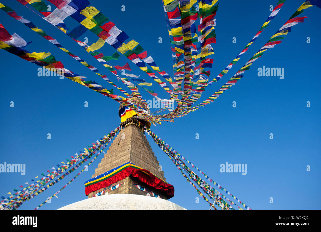 Bodhnath Stupa, eine der heiligsten buddhistischen Stätten in Kathmandu, UNESCO, mit bunten Gebetsfahnen gegen den klaren blauen Himmel, Kathmandu, Nepal Stockfoto