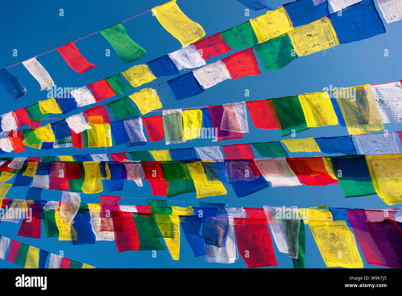 Bunte Gebetsfahnen gegen den klaren blauen Himmel bei Bodhnath Stupa (Boudhanth) (Boudha), einer der heiligsten buddhistischen Stätten in Kathmandu Kathmandu, Nepal Stockfoto