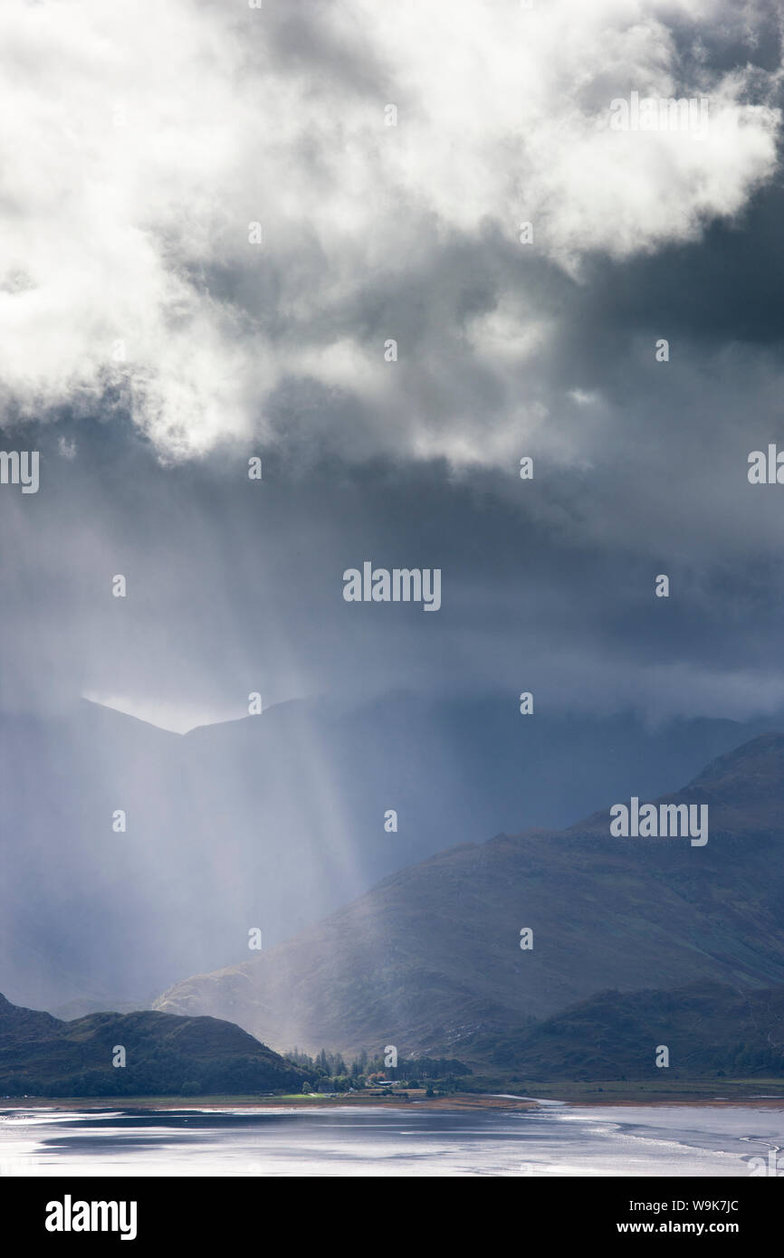 Blick von Carr Brae in Richtung Kopf des Loch Duich und fünf Schwestern von kintail mit Sonnenlicht platzen über Sky, Highlands, Schottland, Vereinigtes Königreich Stockfoto