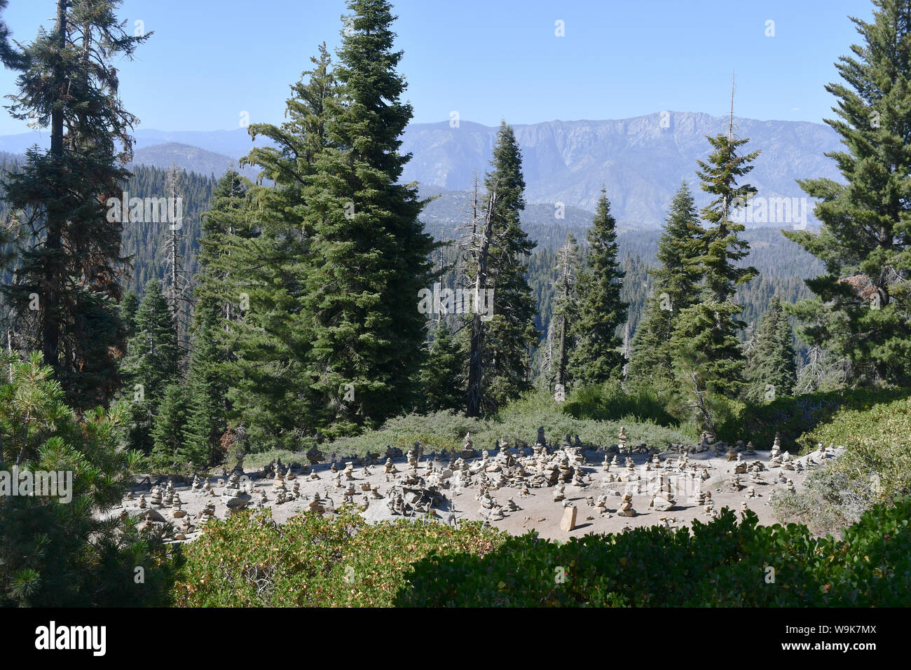 Von einigen eine Form von Graffiti, rock Stapeln ist eine Möglichkeit, eine Markierung auf der Natur. Dies ist im Sequoia National Park, Kalifornien, USA. Stockfoto