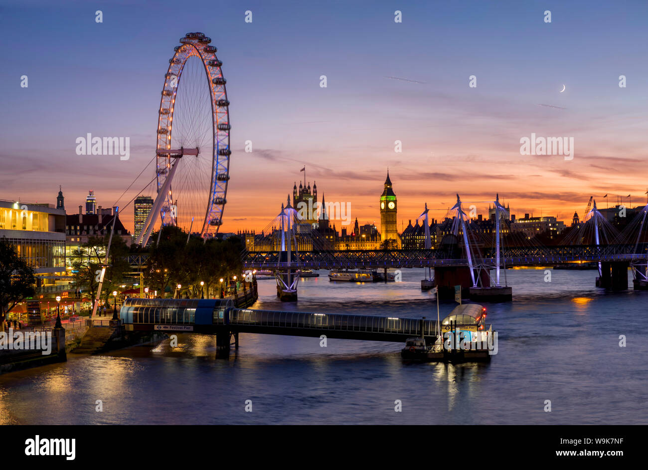 Millenium Wheel (London Eye) mit Big Ben auf der Skyline hinaus bei Sonnenuntergang, London, England, Vereinigtes Königreich, Europa Stockfoto