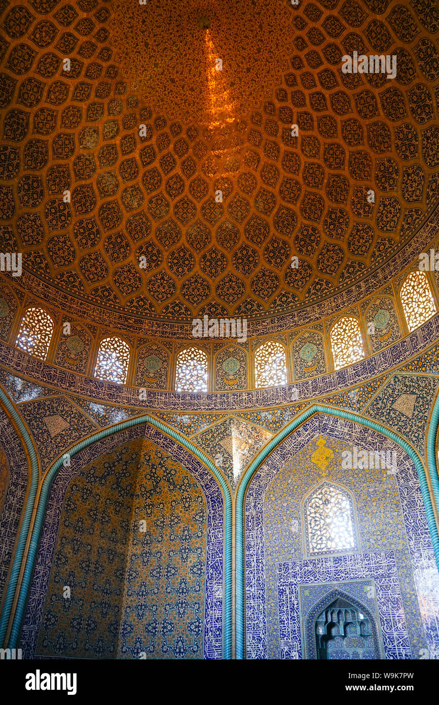 Innenraum des Doms von Sheikh Lotfollah Moschee, Isfahan, Iran, Naher Osten Stockfoto