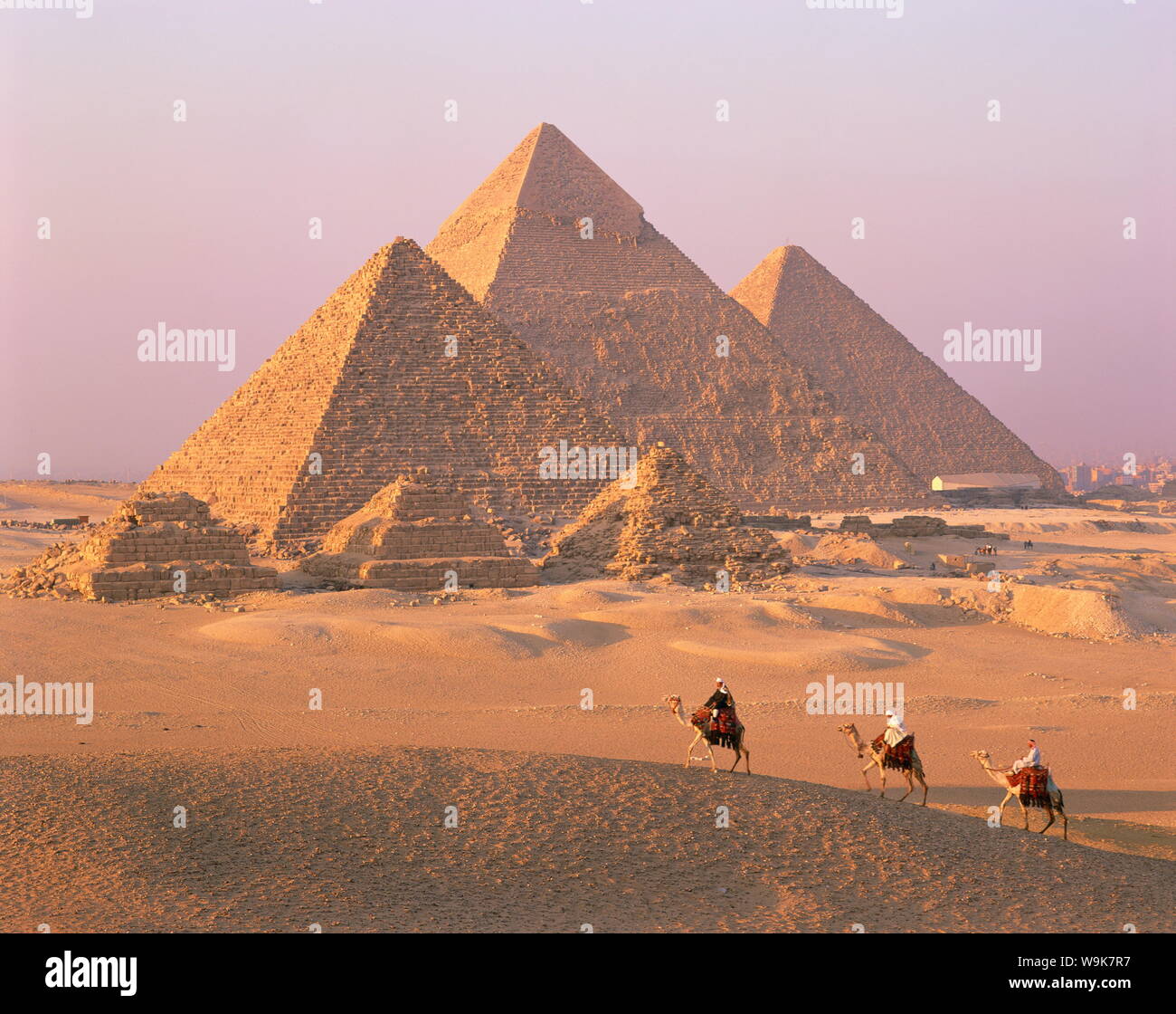 Camel Riders in Gizeh Pyramiden, UNESCO-Weltkulturerbe, Giza, Kairo, Ägypten, Nordafrika, Afrika Stockfoto