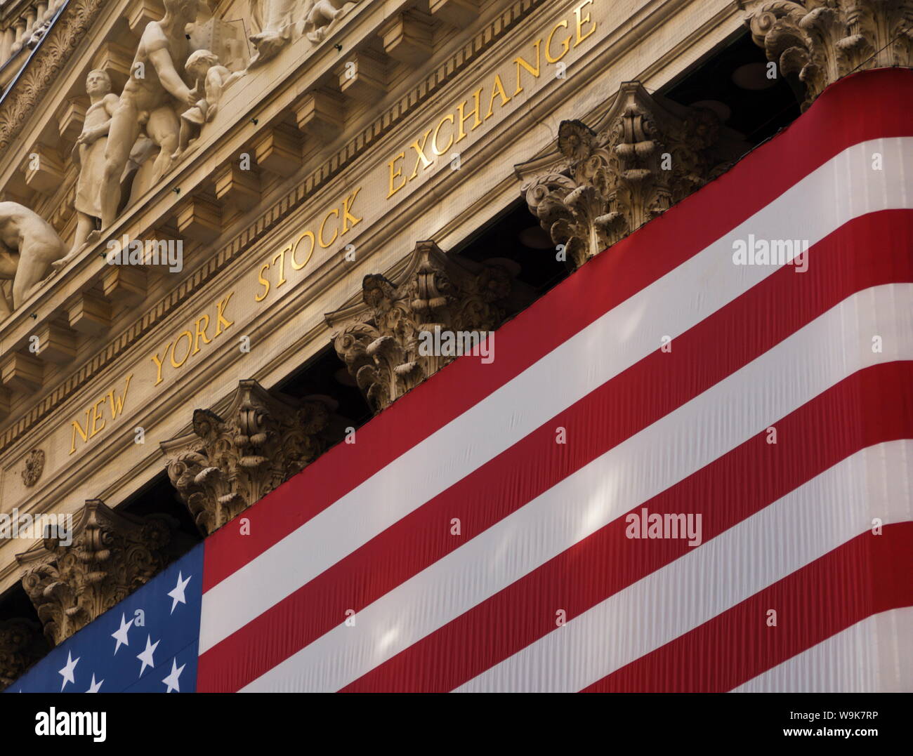 New York Stock Exchange und der amerikanischen Flagge, Wall Street, Financial District, New York City, New York, Vereinigte Staaten von Amerika, Nordamerika Stockfoto