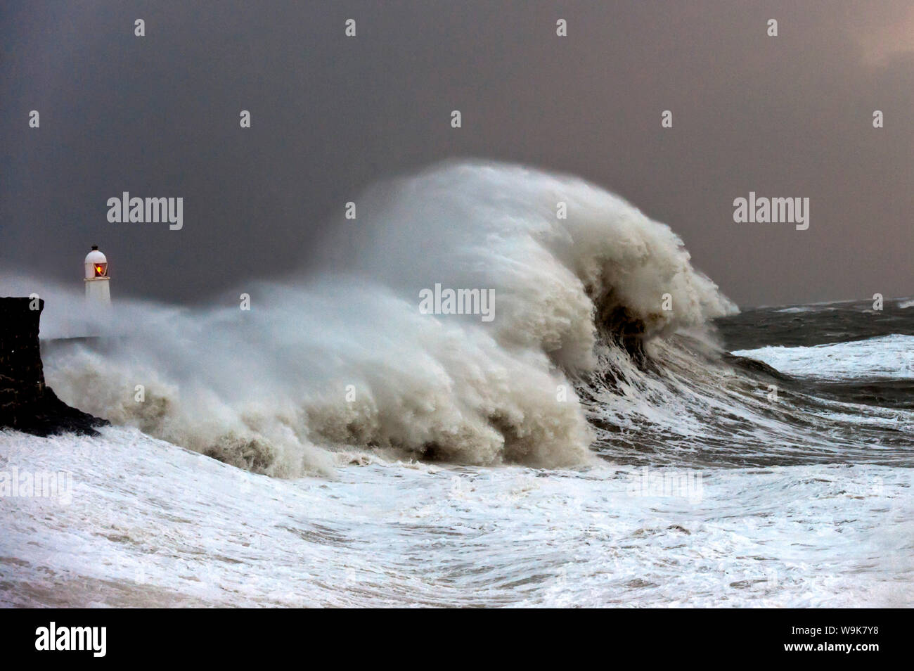 Riesige Wellen gegen die Hafenmauer in Porthcawl, Bridgend, Wales, Vereinigtes Königreich, Europa Stockfoto