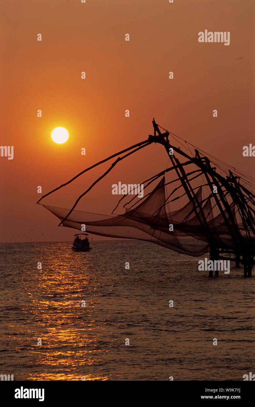 Fischernetze bei Sonnenuntergang, Cochin, Kerala, Indien, Asien Stockfoto