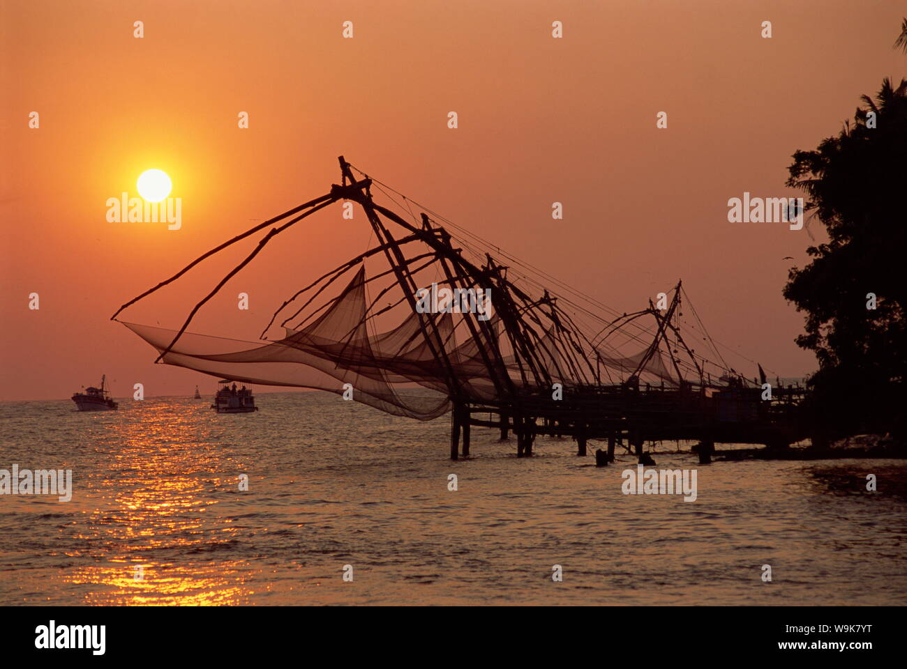 Chinesische Fischernetze bei Sonnenuntergang, Fort Cochin, Kerala, Indien, Asien Stockfoto