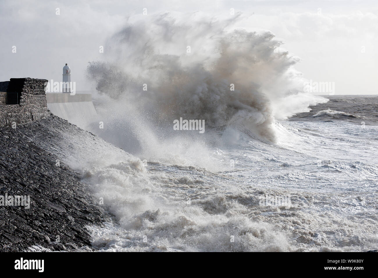 Brandung vor der Hafenmauer in Porthcawl, Bridgend, Wales, Vereinigtes Königreich, Europa Stockfoto