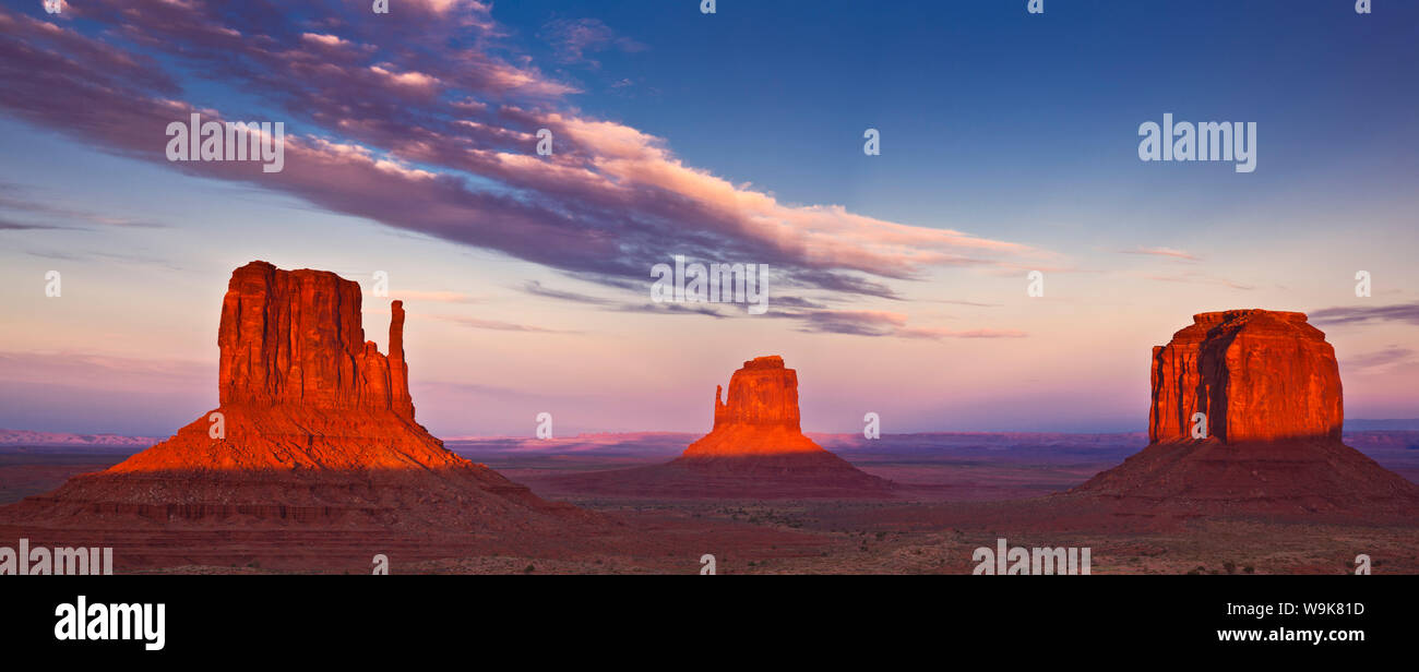 West Mitten Butte, East Mitten Butte und Merrick Butte, die Handschuhe bei Sonnenuntergang, Monument Valley Navajo Tribal Park, Arizona, Vereinigte Staaten von Amerika Stockfoto