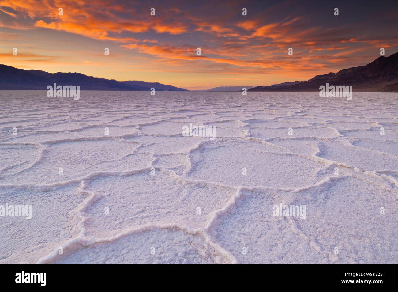 Sonnenuntergang an der Salzpfanne Polygone, Badwater Basin, den niedrigsten Platz in Nordamerika, Death Valley National Park, Kalifornien, USA Stockfoto